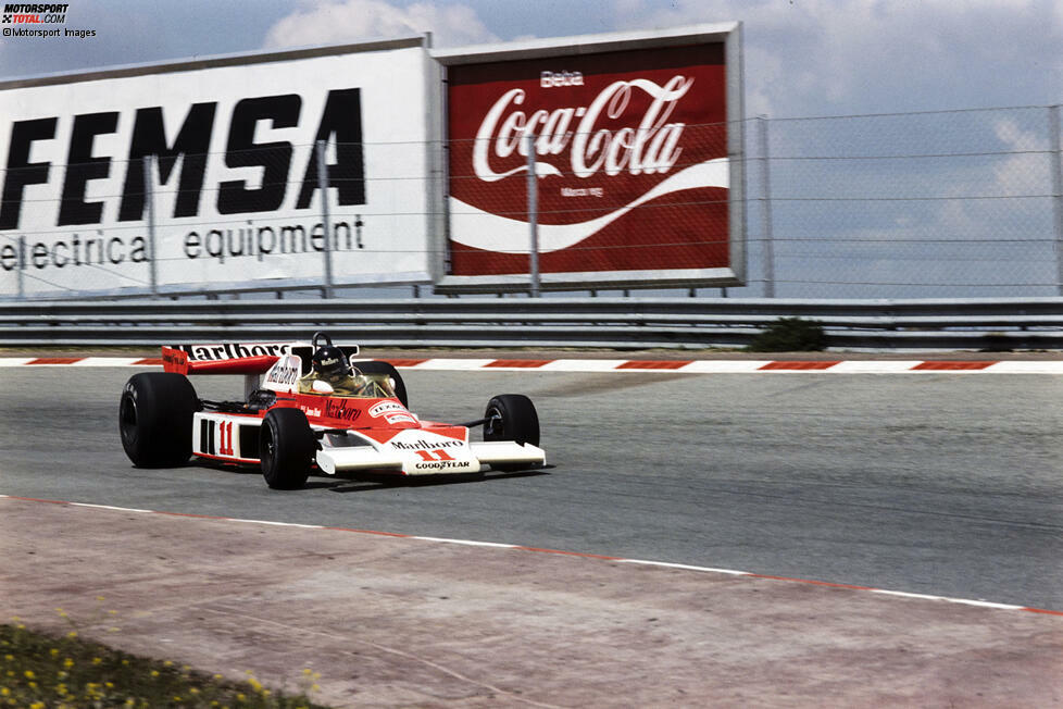 Zum Spanien-Grand-Prix 1976, dem vierten Saisonrennen, griffen neue Regeln: McLaren teilte seine Airbox in zwei Öffnungen seitlich des Fahrerhelms auf, beide in L-Form gehalten.