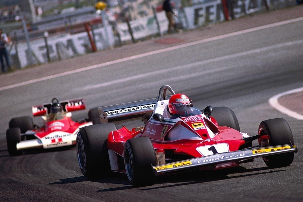 Mitten im Titelkampf 1976 müssen sich Ferrari und McLaren noch mit Regeländerungen herumschlagen. Und der Look der Formel 1 ändert sich!