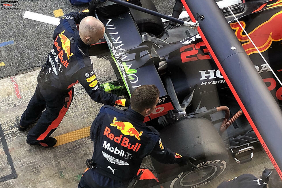 Red Bull RB16: In diesem Bild ist zu sehen, dass ein bisschen Flow-Vis-Farbe vom Halo bis nach hinten auf den Heckflügel getropft ist.