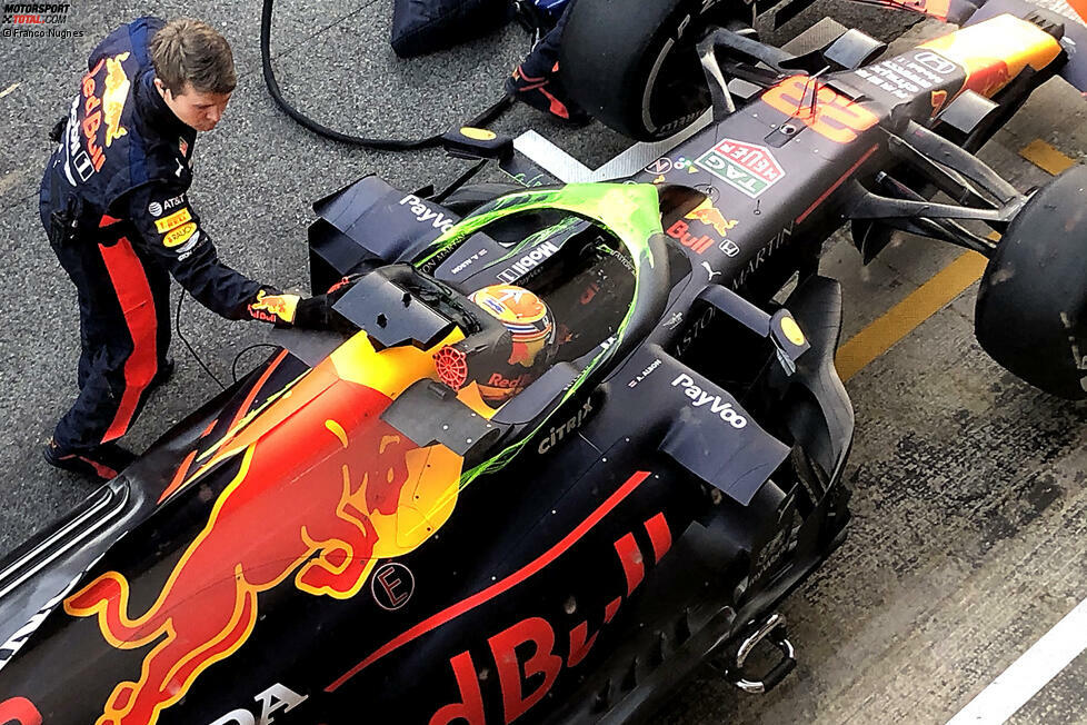 Red Bull RB16: Aus der Vogelperspektive wird deutlich, wie Red Bull den Cockpitschutz Halo mittels sogenannter Flow-Vis-Farbe untersucht. Der Farbverlauf bildet den Strömungsverlauf der Luft über dem Schutzbügel nach und lässt so weitere Rückschlüsse auf die Gesamtaerodynamik zu.