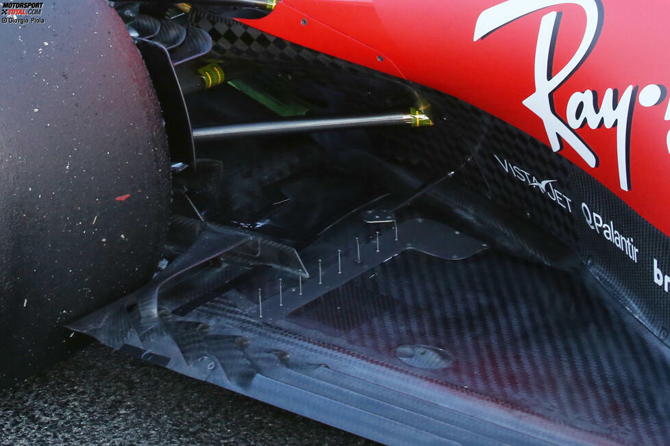 Ferrari SF1000: Interessant am Ferrari-Unterboden ist das kleine Winglet unmittelbar vor dem Hinterrad. Mit solchen kleinen Luftleitblechen oder auch Schlitzen im Unterboden versuchen die Teams, die an den Hinterrädern entstehenden Luftverwirbelungen zu minimieren, damit der Diffusor bestmöglich angeströmt wird.