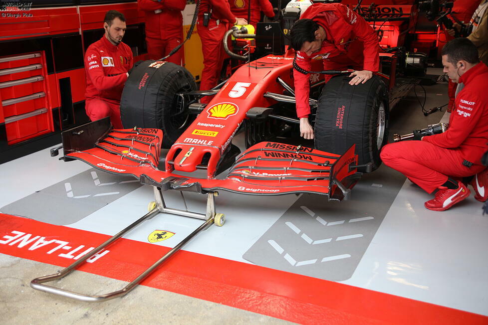 Ferrari SF1000: Mittels Sensoren an den Frontflügel-Endplatten und zentral am Hauptprofil überprüft Ferrari, wie sich der Frontflügel während der Fahrt verformt. Die Sensoren messen den Abstand zwischen Flügel und Fahrbahn.