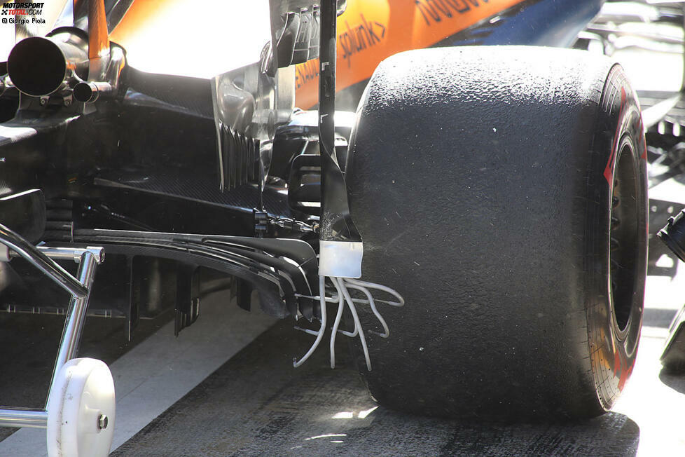 McLaren MCL35: McLaren probiert in der zweiten Testwoche eine modifizierte Form seines Diffusors aus. Das neue Exemplar weist am äußeren Rand mehr Rundungen auf. Die oberen Flaps sind steil eingestellt und wirken dadurch fast wie Gurney-Kanten.