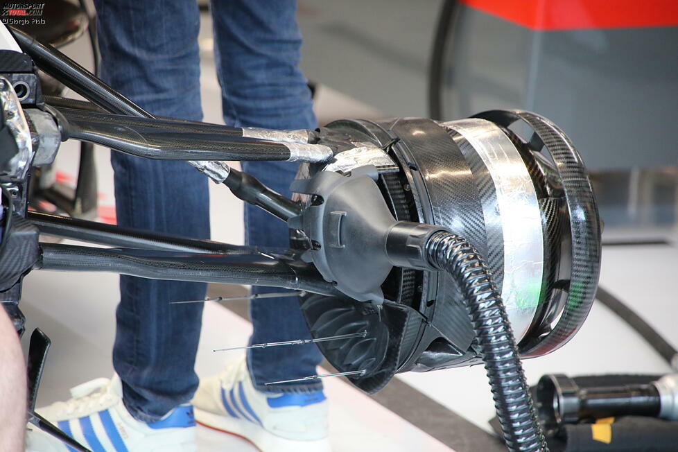 Haas VF-20: Die Vorderradbremse ist im Ansatz ähnlich wie Ferrari. Auffällig sind die drei Metallstäbchen, die in der Halterung verbaut sind. Diese sollen Messdaten des Luftstromes liefern.
