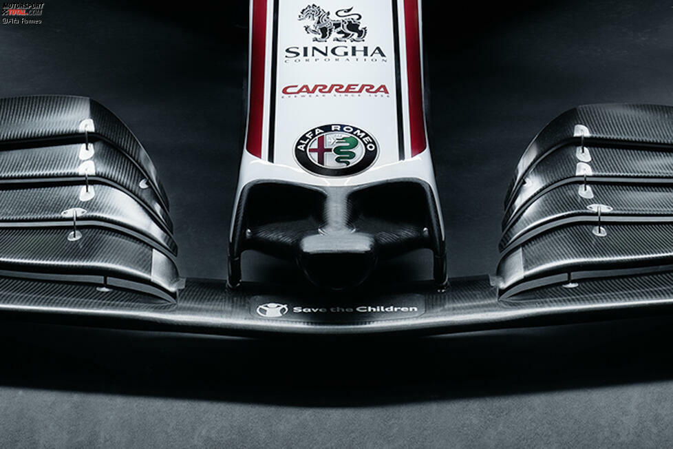 Auch bei der Frontpartie hält Alfa Romeo an Bewährtem fest. 2020 gibt es wieder drei Öffnungen in der Nase, allerdings mit einem kleinen Unterschied zu 2019: Die zentral gelegene Öffnung imitiert den klassischen Alfa-Romeo-Kühlergrill. Da spielt also auch ein bisschen Marketing mit.
