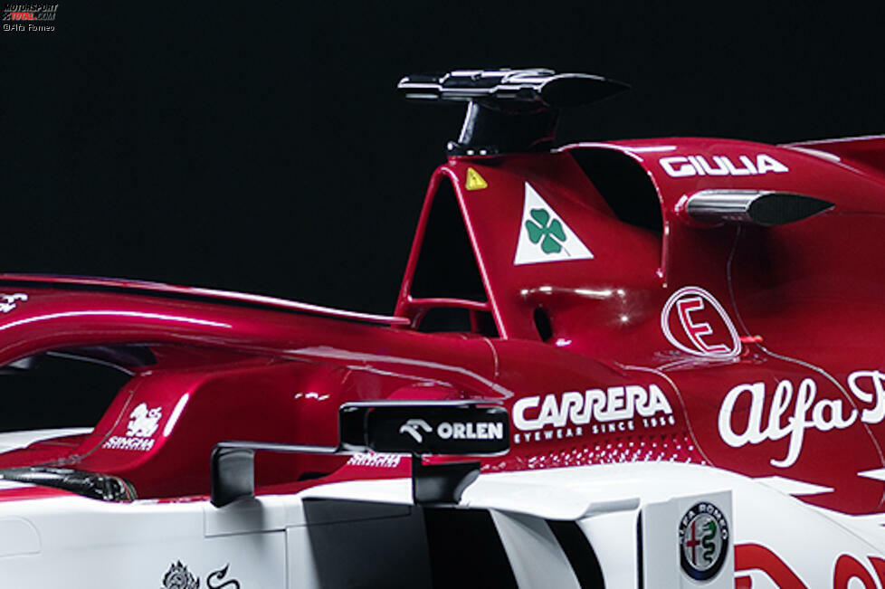 Bei der Gestaltung der Airbox über dem Cockpit hat sich Alfa Romeo vom Ferrari-Design inspirieren lassen und nutzt nun eine Öffnung in Dreiecksform. Direkt im Anschluss ist allerdings befinden sich auf beiden Seiten des Fahrzeugs weitere große Öffnungen, wo Kühlluft eintreten soll, um die Temperaturen zu reduzieren.