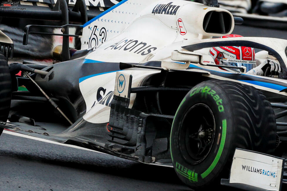 Schmutz und Öl haben ihre Spuren auf dem Williams FW43 hinterlassen. Es ist gut zu sehen, wie die Luft zunächst an der Motorhaube entlang nach unten strömt, ehe sie auf den Unterboden und weitere aerodynamische Oberflächen trifft.