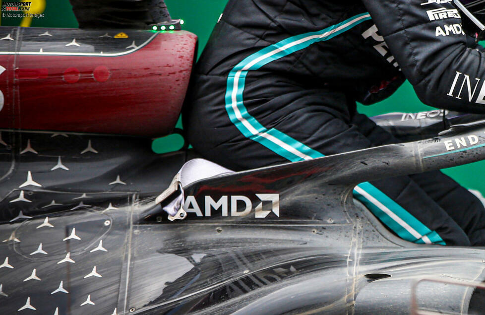 Lewis Hamilton steigt aus seinem Mercedes-Cockpit. Und es zeigt sich, wie sich die Luft über die Motorhaube hinweg bewegt und wie sehr der Cockpitschutz Halo den Luftstrom beeinflusst.