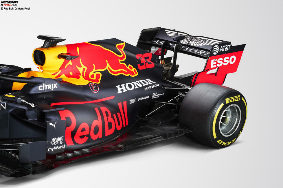 Anhand der veränderten Motorhaube wird klar, wie viel Mühe sich Red Bull gegeben hat, den Antrieb und alle weiteren Motorenkomponenten noch platzsparender im Auto zu verstauen. Das Ergebnis ist eine überaus schlanke Taille für den RB16, mit sicherlich positiven Folgen für die aerodynamische Gesamtleistung des Fahrzeugs.