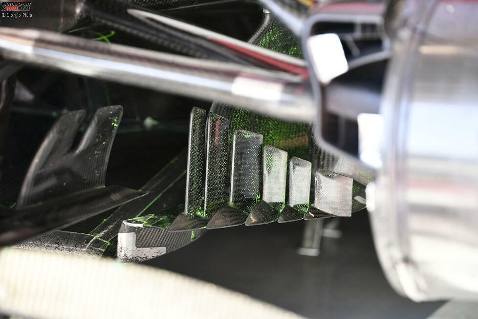Detailaufnahme der seitlichen Windabweiser am C39-Ferrari. Hier ist gut zu erkennen, wie kleinteilig und zerklüftet die Aerodynamik in diesem Bereich des Fahrzeugs ausfällt.