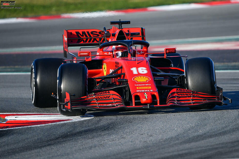 Ferrari schickte den SF1000 in den ersten Tagen der Formel-1-Tests nicht nur mit Kameras am Frontflügel, sondern auch mit weiteren Aufnahmegeräten an der Airbox auf die Strecke. So wird das Geschehen auch aus der Cockpitperspektive dokumentiert.