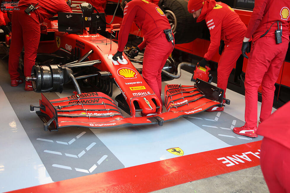 An den Endplatten des Ferrari-Frontflügels sind diverse Messinstrumente angebracht. Auch zentral am Hauptprofil ist ein Sensor zu erkennen. Ferrari misst damit den Abstand des Frontflügels zum Boden und kann so überprüfen, wie sehr sich der Frontflügel während der Fahrt durchbiegt.
