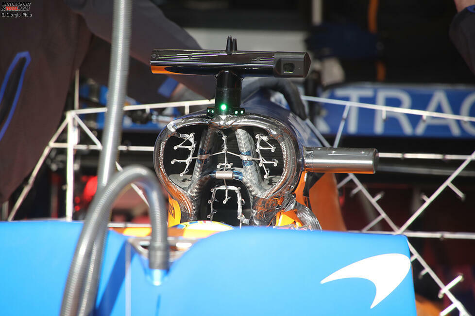 Hier ist die Airbox des McLaren MCL35 zu sehen, wie sie mit diversen Sensoren bestückt ist. Damit will das Team messen, wie viel Luft in den Lufteinlass strömt und überprüfen, ob es die ausreichende Menge ist.