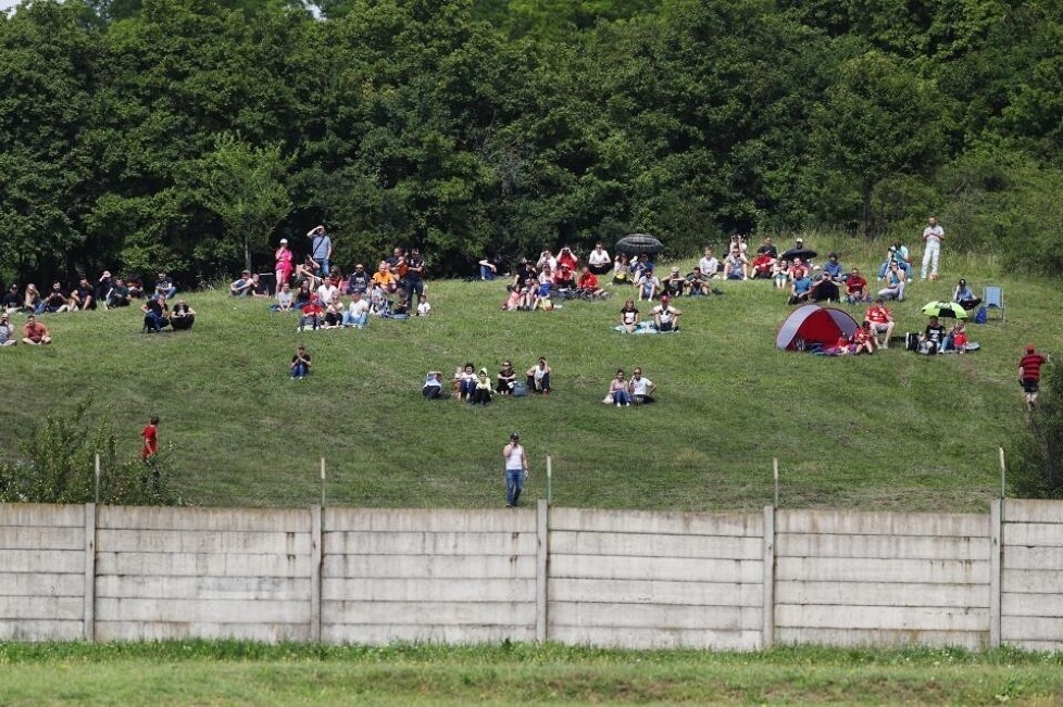 Unsere Fotostrecke zeigt: Einige Fans haben den Ungarn-Grand-Prix trotz des Besuchsverbots vor Ort live verfolgt.