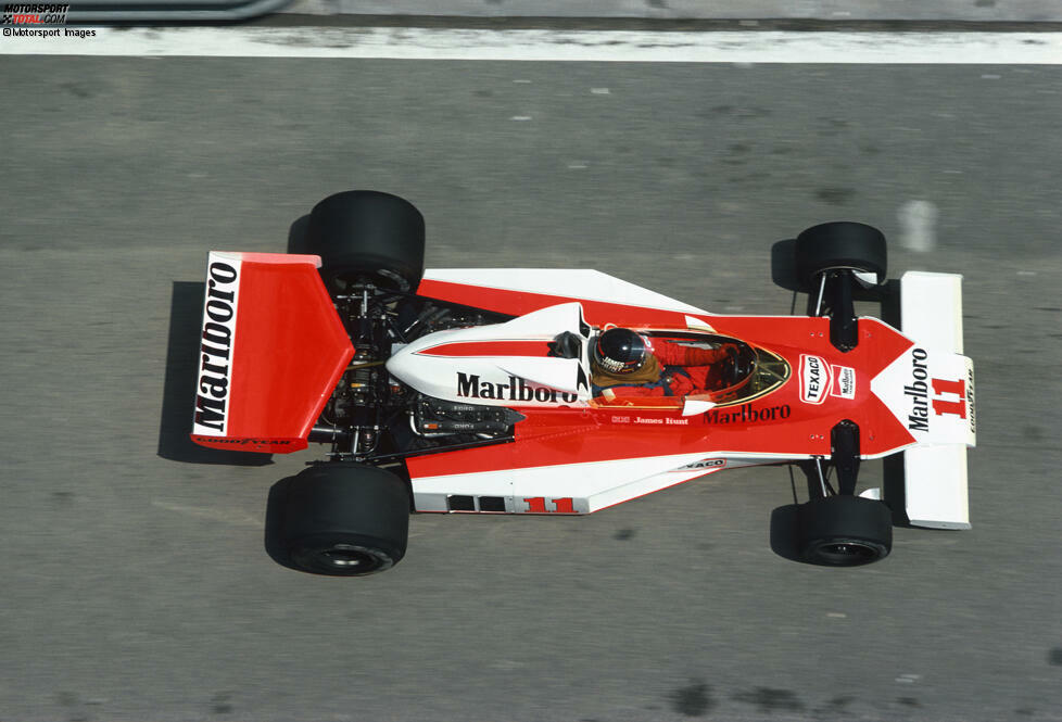 1976: James Hunt gewinnt in Spanien für McLaren, verliert den Sieg, weil das Auto zu breit ist, bekommt den Sieg aber Monate später wieder zurück. Um den Titelkampf gegen Niki Lauda spannender zu machen, weil Lauda bereits vier Saisonsiege erzielt hat? Diese Spekulation gibt's seit Jahrzehnten.