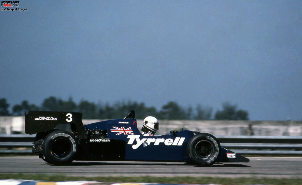 1984: Tyrrell fährt untergewichtig und wird, als das auffliegt, für die komplette Saison disqualifiziert. Eine Theorie aber besagt: Der wahre Grund für die Disqualifikation ist, dass sich Tyrrell bewusst gegen die Teamvereinigung FOCA von Bernie Ecclestone stellt. Und Ecclestone hat den längeren Arm ...