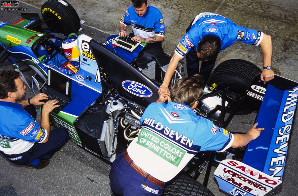 1994: Benetton fährt unerlaubt mit Traktionskontrolle, sagen die einen. Der Weltverband FIA sabotiert das Team bewusst mit konstruierten Strafen, meinen die anderen. So oder so: Alleine um die Benetton-Saison 1994 und den ersten Schumacher-Titel ranken sich etliche Verschwörungstheorien!