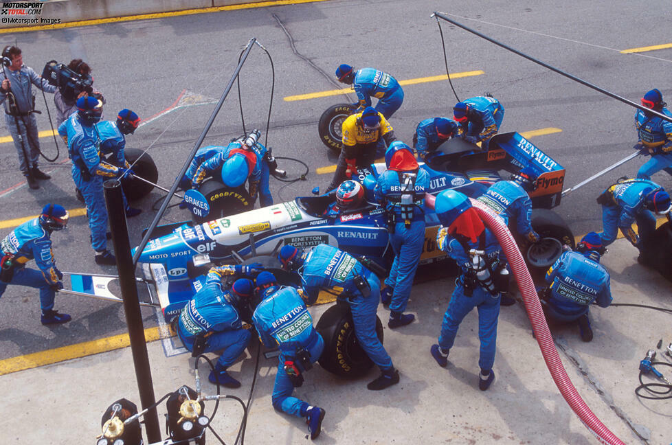 1995: Die Erfolge von Benetton zur Mitte der 1990er-Jahre fährt Michael Schumacher praktisch im Alleingang ein. Weil Benetton überhaupt nicht das Budget hat, um parallel zwei gleichwertig gute Formel-1-Autos einzusetzen, wie manche Beobachter behaupten. Das zweite Fahrzeug werde einfach nur 