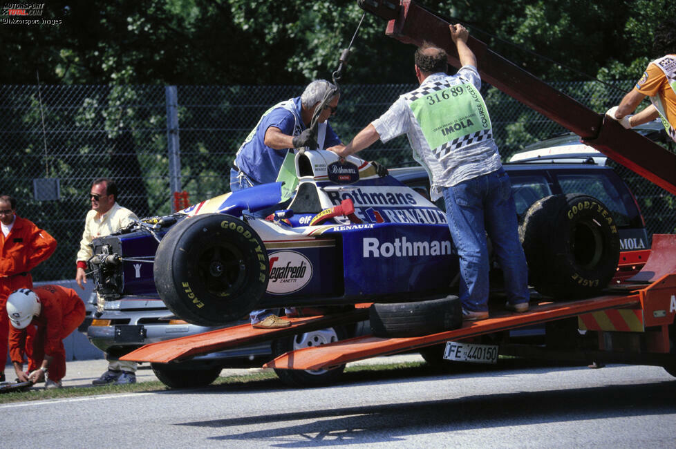 1994: Was hat den tödlichen Unfall von Ayrton Senna in Imola verursacht? Das können etliche Gerichtsverhandlungen und Studien über Jahre nicht final klären. Und wo sind die letzten Sekunden der Onboard-Kamera des Autos abgeblieben? Manche glauben: 