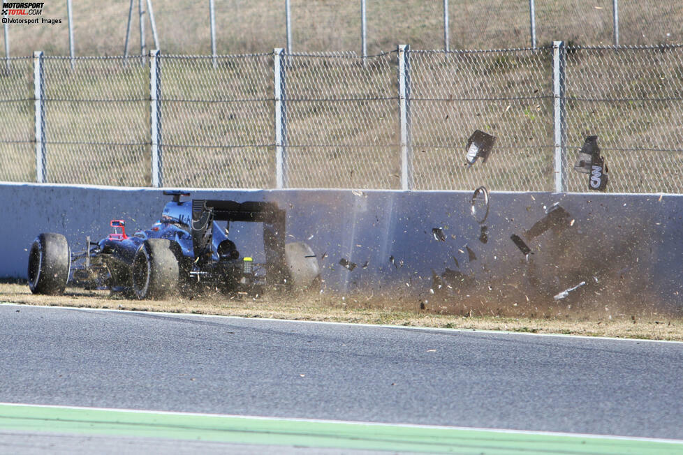 2015: Fernando Alonso verunfallt bei den Tests in Barcelona, kommt ins Krankenhaus. McLaren sagt, ein plötzlicher Windstoß sei schuld. Alonso selbst widerspricht später und meint, es habe einen Defekt gegeben. Wieder andere glauben an einen Stromschlag vor dem Abflug. Was es wirklich war? Bis heute nicht geklärt!