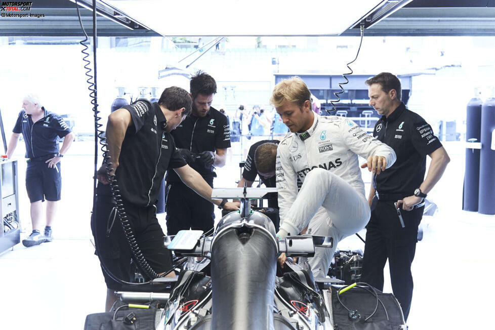 2016: Vor Saisonbeginn tauscht Mercedes die Crews von Lewis Hamilton und Nico Rosberg. Unter anderem Hamiltons Chefmechaniker wechselt zu Rosberg - nach zwei gemeinsamen Titelgewinnen. Mercedes will damit eine Lagerbildung verhindern. Hamilton sagt später: Was wirklich passiert ist, will er in einem Buch enthüllen. Wir warten darauf!