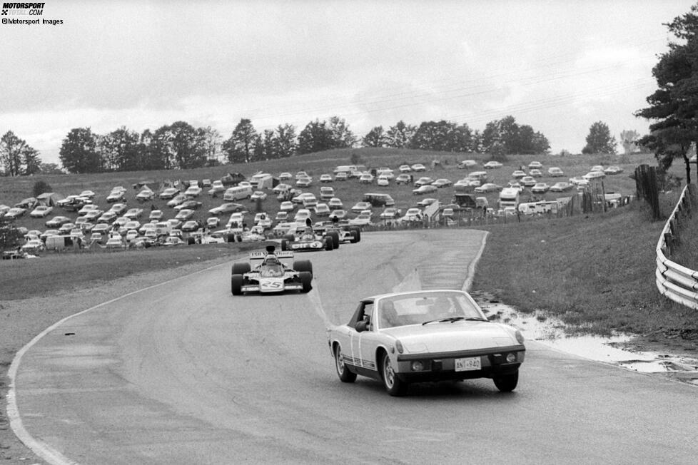 1973: Beim Kanada-Grand-Prix in Mosport geht erstmals ein Safety-Car auf die Strecke, erwischt aber nicht den Führenden. Großes Durcheinander, viele Fragezeichen, keine klaren Aussagen - bis heute ist der Sieg von Peter Revson umstritten. Und mindestens Emerson Fittipaldi und Howden Ganley fühlen sich ebenfalls als Sieger. Ein Rätsel!
