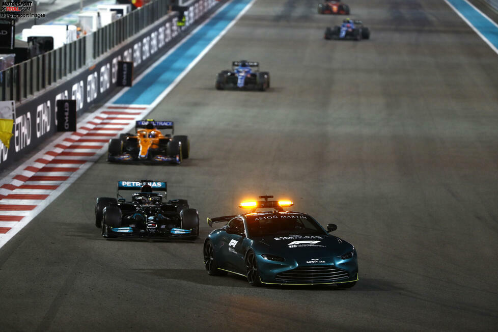 2021: Beim Finale in Abu Dhabi spricht Lewis Hamilton am Funk von 