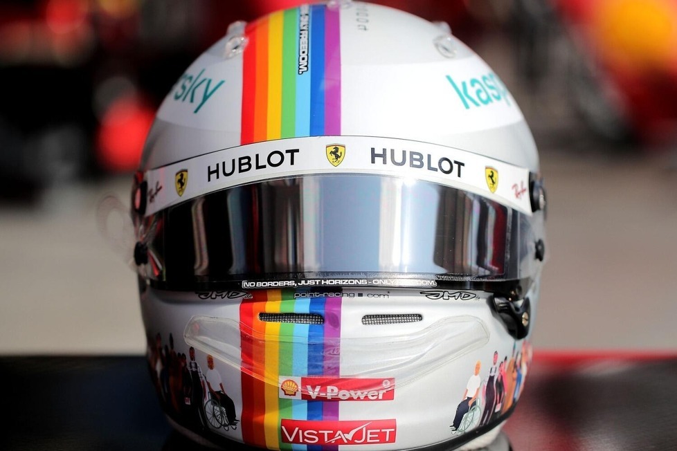 In der Türkei hat Formel-1-Weltmeister Sebastian Vettel von Ferrari ein neues Helmdesign mit dem Schriftzug 