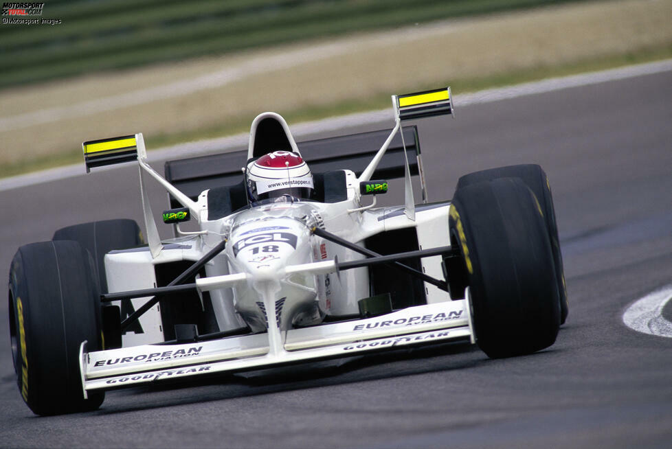 Jos Verstappen am Steuer des Tyrrell 025 in San Marino. Der Niederländer ist durch die gelbe Farbe auf den Flügeln zu erkennen.