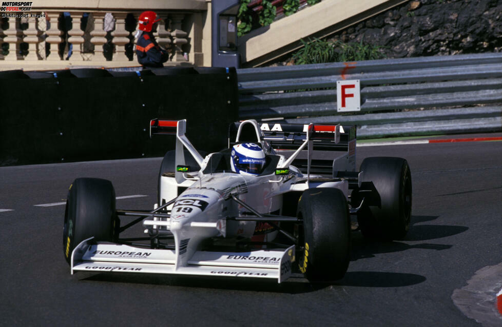 Mika Salo am Steuer des Tyrrell 025 in Monaco. Die rote Farbe auf dem X-Wing dient zur Identifizierung des Finnen.