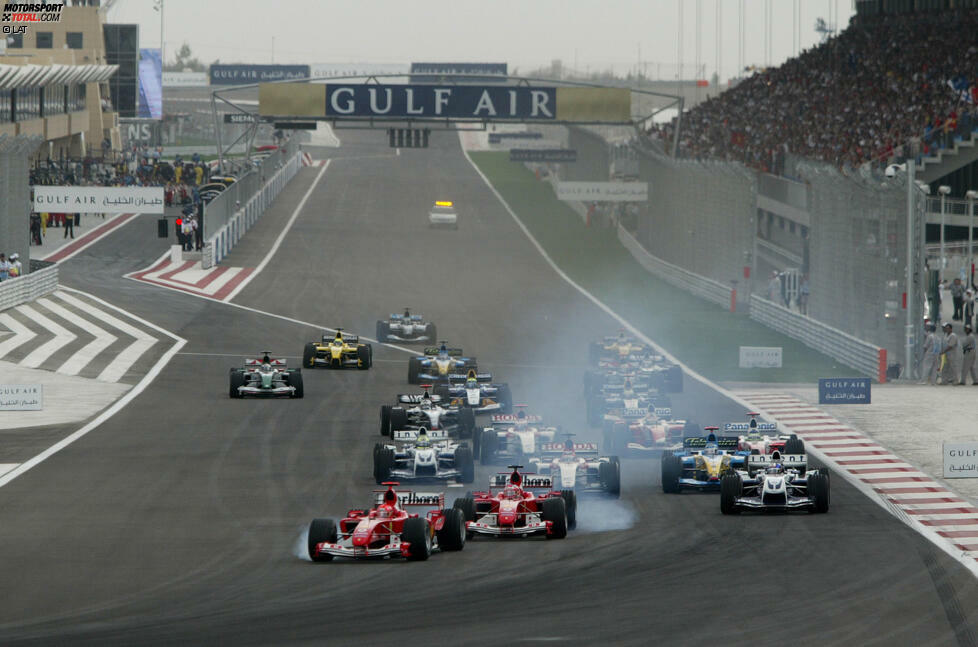 2004: 3 Rennen rein, 1 Rennen raus - Spa kehrt nach einem Jahr Auszeit wieder zurück und bringt gleich zwei weitere brandneue Grands Prix mit: Mit Bahrain und China drängen zwei Länder in den Sport, die auch heute noch dabei sind. Mit dem A1-Ring in Spielberg verschwindet dafür Österreich von der Landkarte.