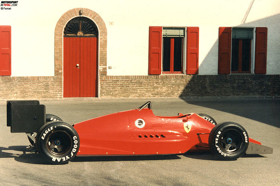 1986: Ja, bereits in den 80ern liebäugelt Ferrari mit einem Formel-1-Ausstieg. Damals segnet noch Enzo Ferrari persönlich den Bau eines IndyCars ab, weil er unzufrieden mit dem angekündigten neuen Motorenreglement der Königsklasse ist. Der Ferrari 637 (Foto) aus der Feder von Gustav Brunner wird sogar gebaut - kommt aber nie zum Einsatz.