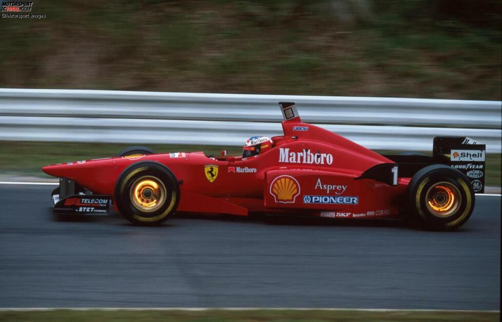 1996: Viel dunkles Rot und schwarze Flügel kennzeichnen den Ferrari-Einstieg von Michael Schumacher mit dem Modell F310.