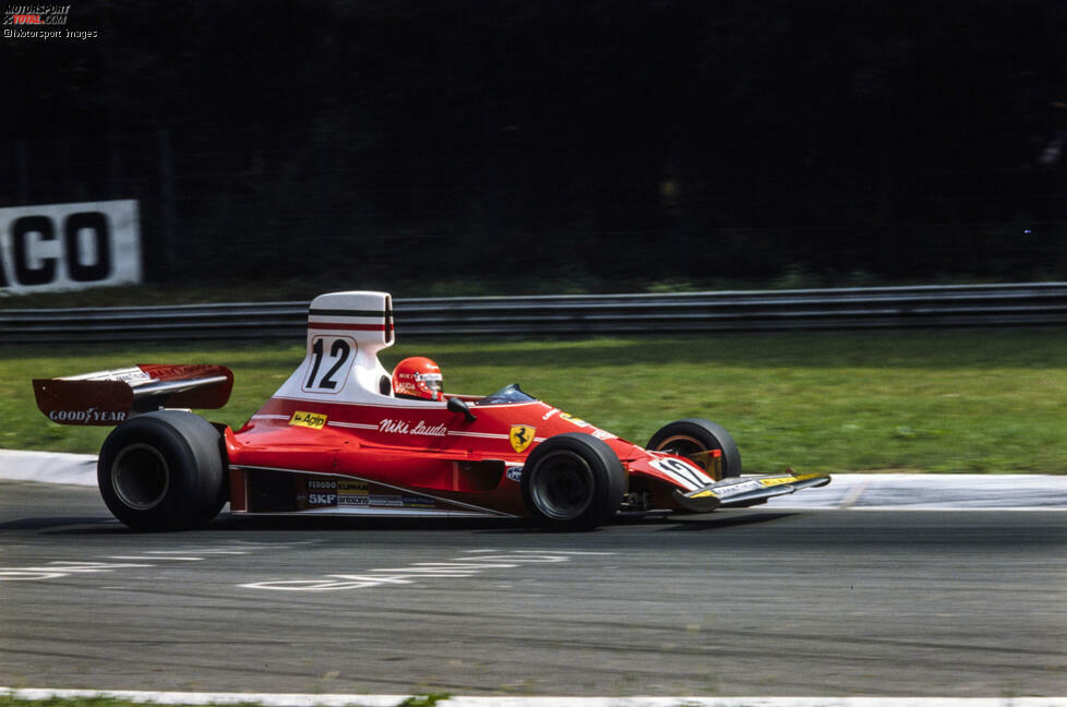 1975: Mit dem Ferrari 312T wird Niki Lauda erstmals Formel-1-Weltmeister. Markant ist die hohe Airbox, die Ferrari in Weiß hält.
