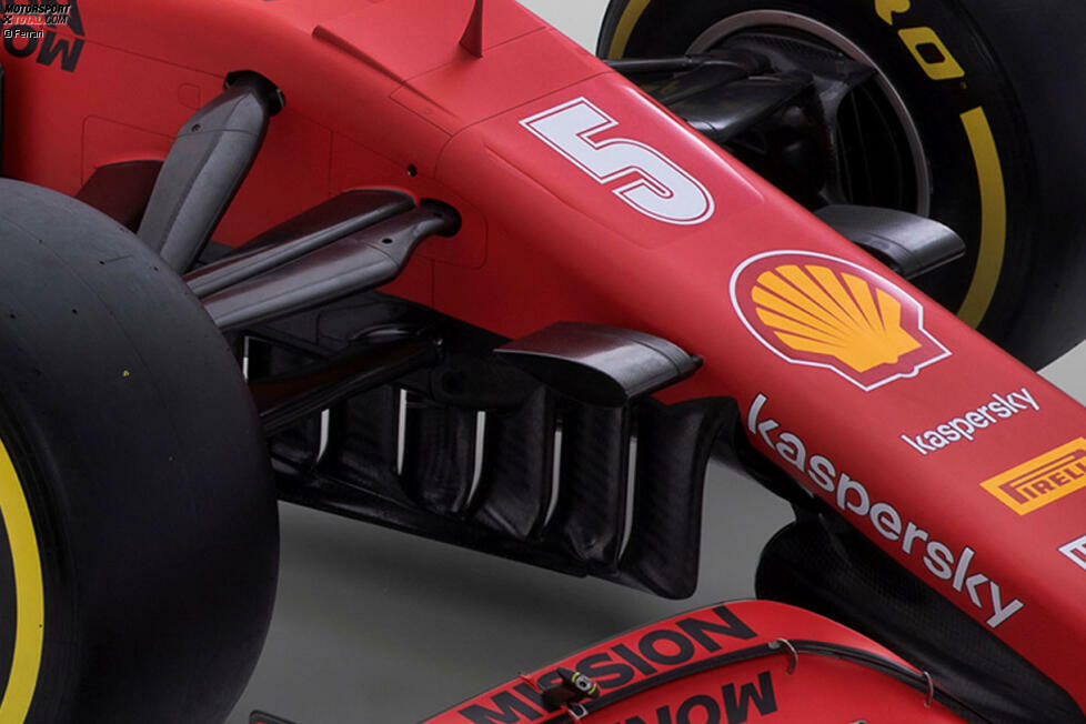 Die Luftleitbleche: Unterhalb der Nase lässt Ferrari beim Modell SF1000 die deutlich komplexeren Luftleitbleche weiter vorne ansetzen als im vergangenen Jahr. Inzwischen sind es sieben einzelne Elemente.