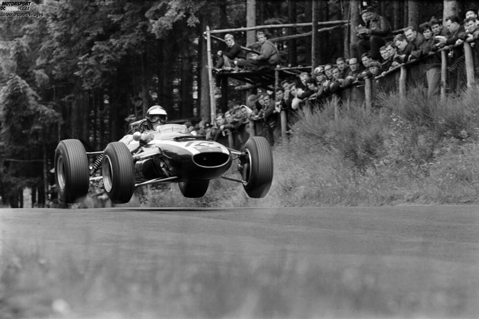 Nürburgring-Nordschleife 1965: Jochen Rindt im Cooper rauscht über eine der vielen Sprungkuppen und alle vier Räder verlieren die Bodenhaftung, genau wie ...