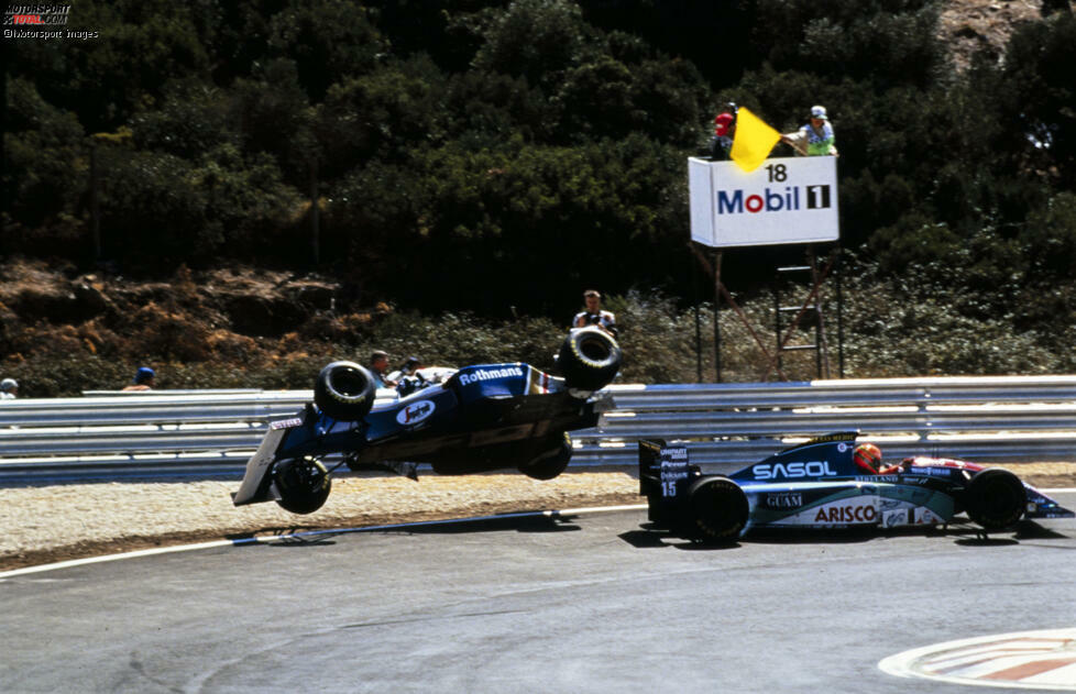 Estoril 1994: Nach einer Berührung mit Eddie Irvine fliegt der Williams von Damon Hill spektakulär ab.