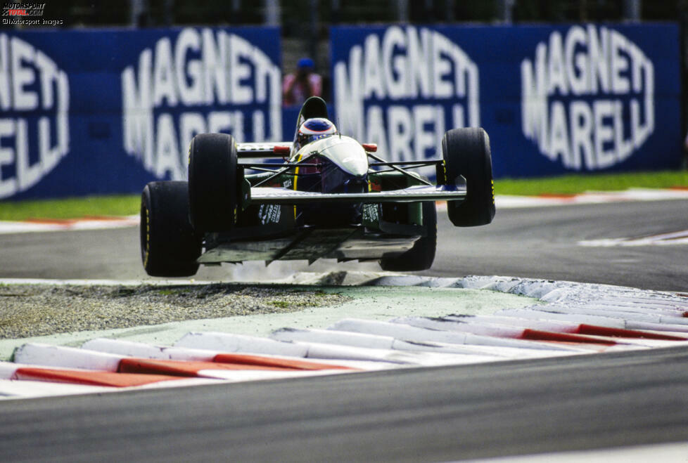 Monza 1994: Yannick Dalmas verschätzt sich in der Schikane, die hohen Randsteine katapultieren seinen Larrousse hoch hinaus.