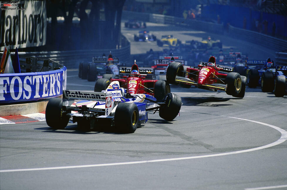 ... wenige Sekunden später trifft Gerhard Berger im Ferrari genau das gleiche Schicksal, auch sein Ferrari hebt ab. Alle Beteiligten gingen beim Neustart in den Ersatzautos erneut ins Rennen, und Berger wurde sogar Dritter!