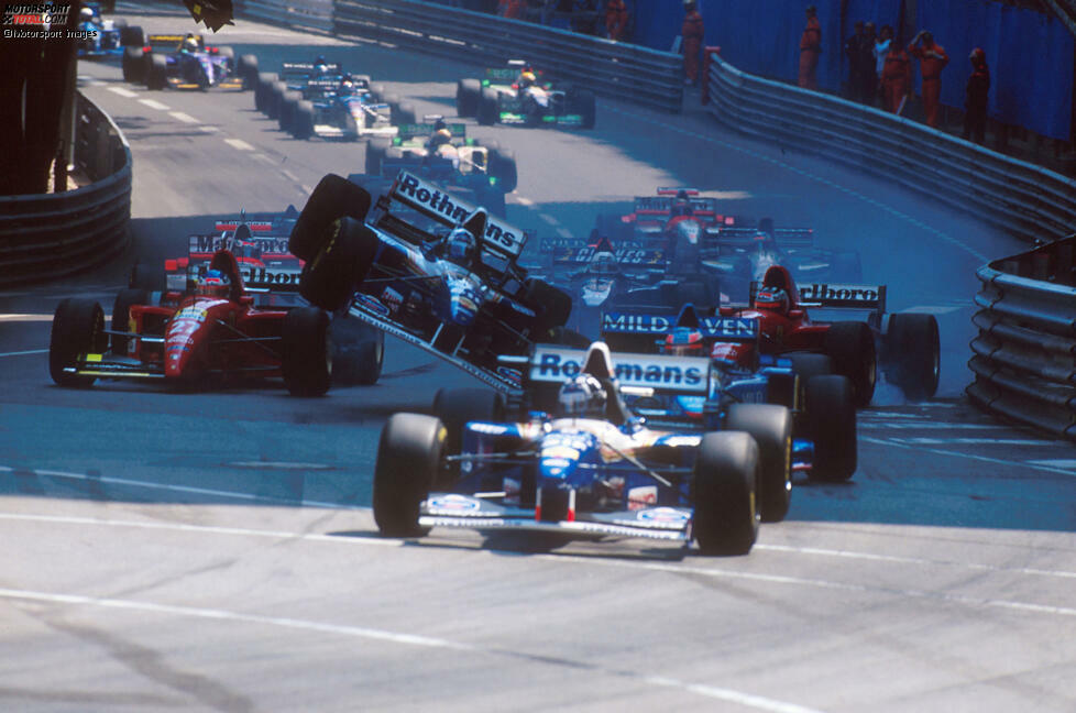 Monte Carlo 1995: Beim Start knirscht es gleich mehrfach, und das erste Opfer ist Williams-Fahrer David Coulthard, dessen Auto aufsteigt, aber ...