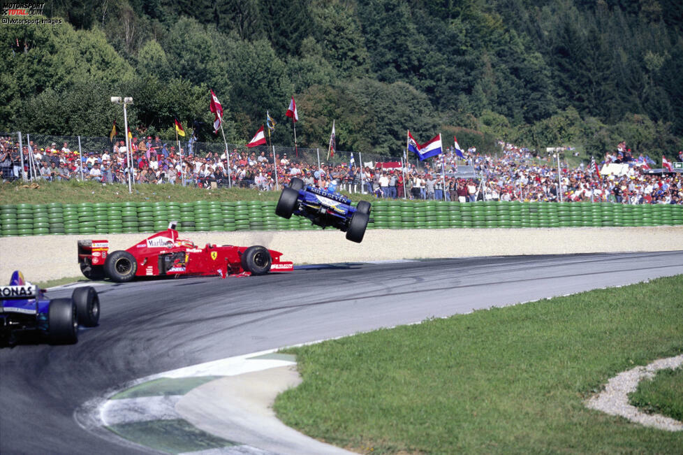 Spielberg 1997: Ein missglückter Überholversuch von Jean Alesi im Benetton gegen Ferrari-Fahrer Eddie Irvine endet in dieser spektakulären Situation - Alesi kracht seitlich in Irvine und wird zur Luftnummer!