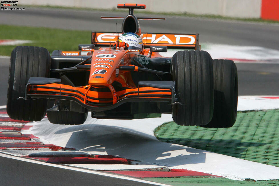 Montreal 2008: Adrian Sutil erwischt die Randsteine in der letzten Schikane vor Start und Ziel etwas zu hart und hebt mit allen vier Rädern ab.