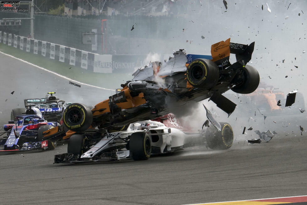 Spa-Francorchamps 2018: Fernando Alonso im McLaren fliegt über den Sauber von Charles Leclerc hinweg. Der Cockpitschutz Halo hat eine Bewährungsprobe und verhindert eine Verletzung der Fahrer.