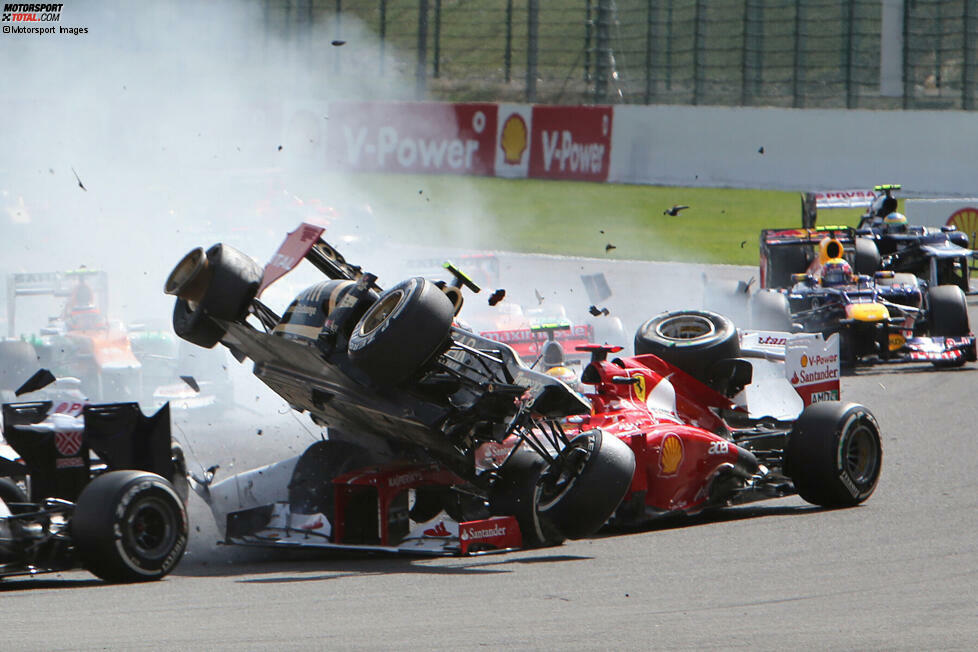 Spa-Francorchamps 2012: Romain Grosjean löst im Lotus einen Startcrash aus und fliegt selbst über Fernando Alonso im Ferrari hinweg. Nach diversen Zwischenfällen von und mit Grosjean zieht die FIA die Reißleine: Er wird für ein Rennen gesperrt!