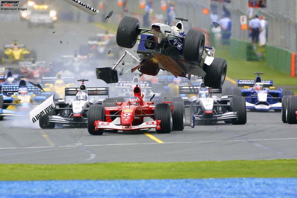 Melbourne 2002: Ferrari-Fahrer Rubens Barrichello kollidiert gleich nach dem Start mit Ralf Schumacher, dessen Williams aufsteigt und meterweit hinein in die Auslaufzone fliegt. Beide Fahrer werden nicht verletzt.