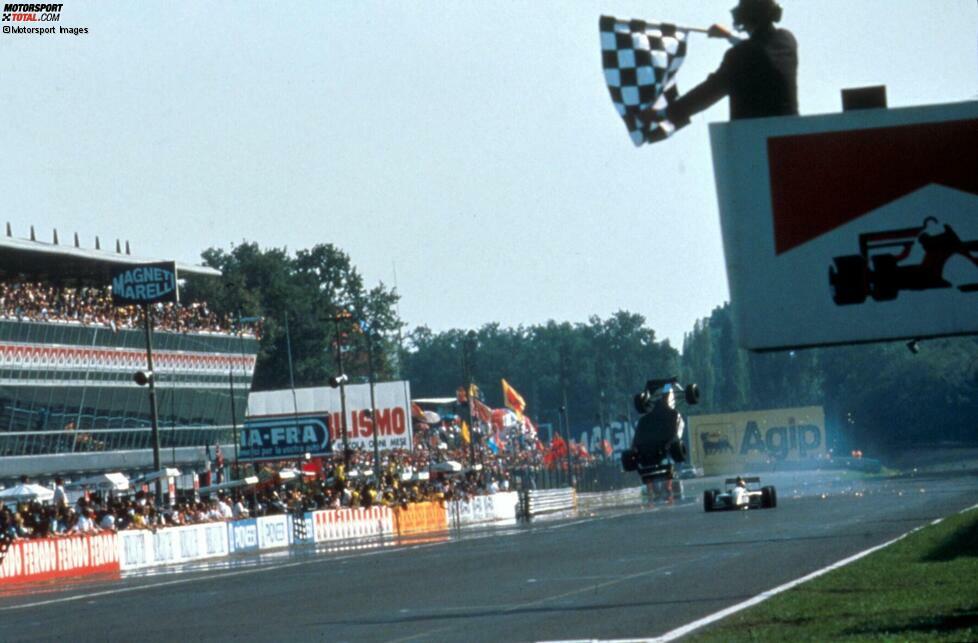 Monza 1993: Christian Fittipaldi kollidiert bei der Zieldurchfahrt mit seinem Minardi-Teamkollegen Pierluigi Martini. Fittipaldis Fahrzeug setzt deshalb zu einem Rückwärtssalto an - und überquert kurz darauf auf drei Rädern fahrend die Ziellinie!