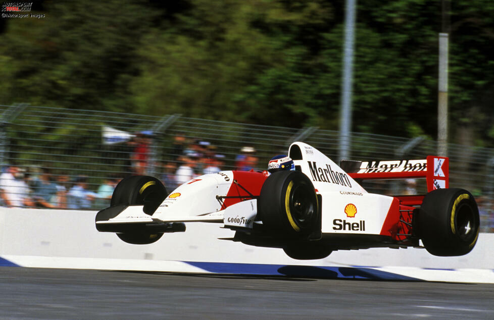 Adelaide 1993: Mika Häkkinen räubert etwas zu hart über einen Randstein, sein McLaren steigt in die Luft und fliegt mehrere Meter weit. Die anschließende Landung ist hart ...