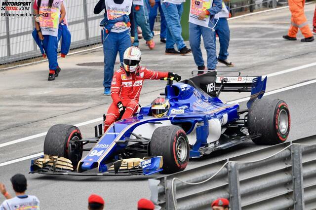Sebastian Vettel fährt beim Grand Prix von Malaysia 2017 in Sepang bei Pascal Wehrlein mit.
