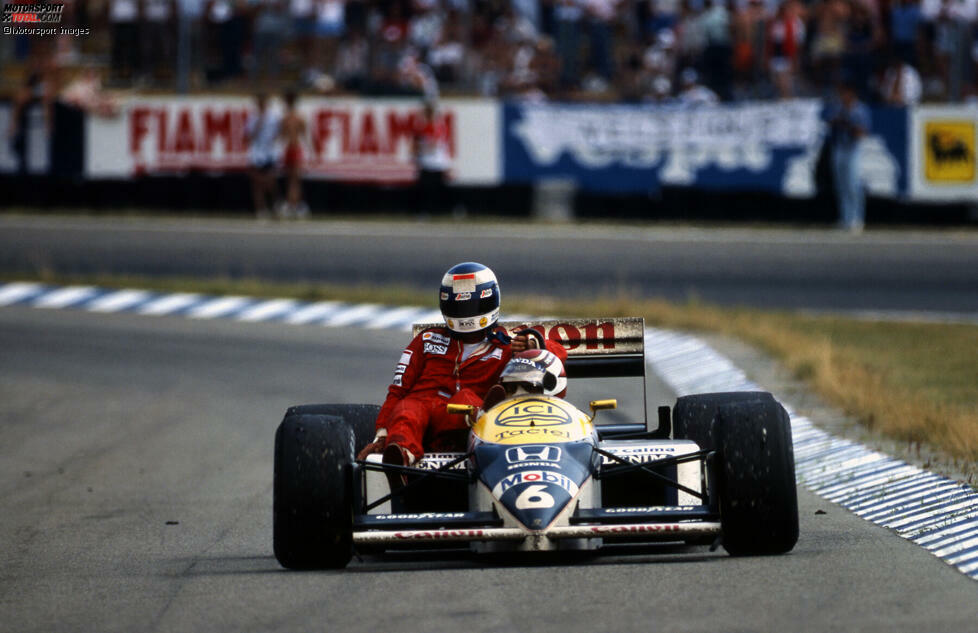 Keke Rosberg fährt beim Grand Prix von Deutschland auf dem Hockenheimring 1986 bei Nelson Piquet mit.