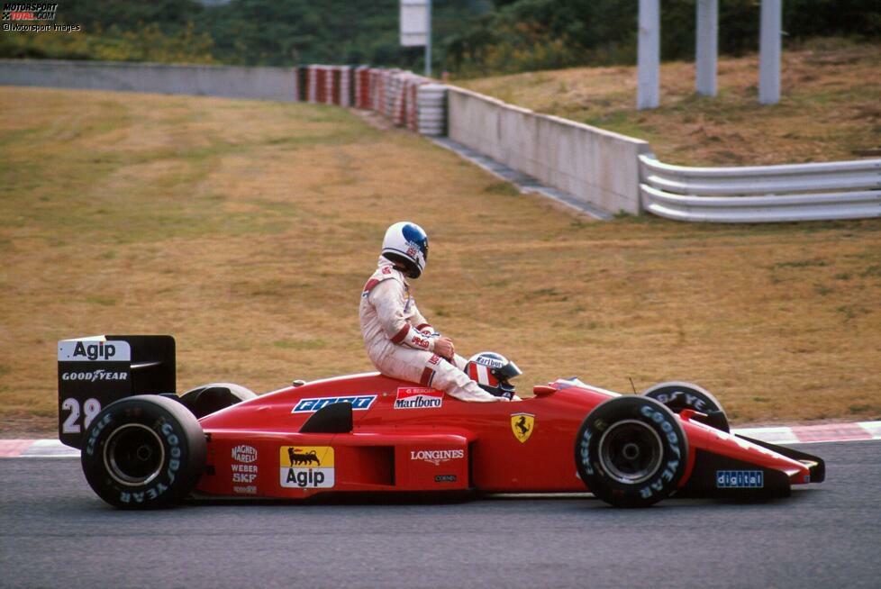 Derek Warwick fährt beim Grand Prix von Japan in Suzuka 1988 bei Gerhard Berger mit.